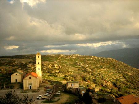 Sant Antonino: le village, au crépuscule hivernal.