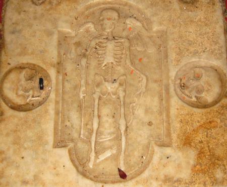 A Trinità d'Aregno, pierre tombale