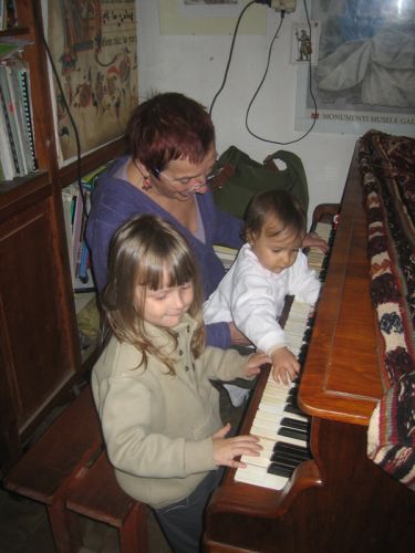 Lia et Mona piano.jpg